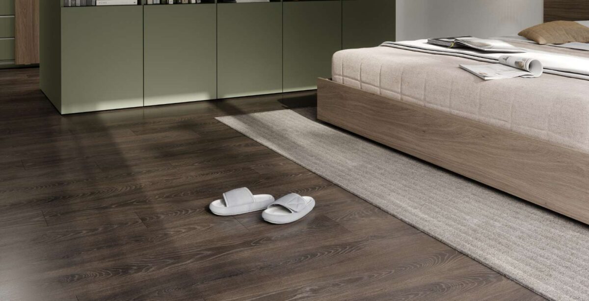KRONOSPAN_Flooring2025_Private House_Bedroom_CGI02_Atlantic 10_K479 K479 Espresso Carpenter Oak - Afbeelding 1